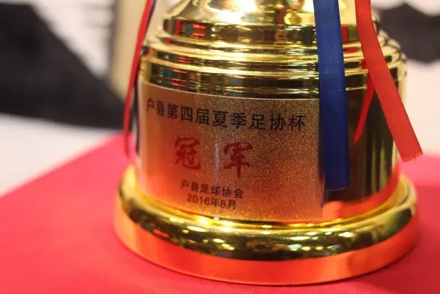 抗议者高喊：马科斯总统应被调查！